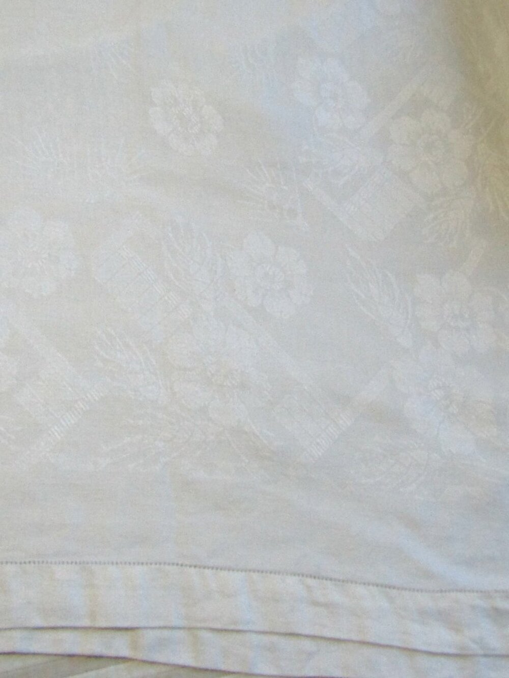 Vintage Fine Linen Damask Tablecloth off white Floral Design 81x56 inches EUC